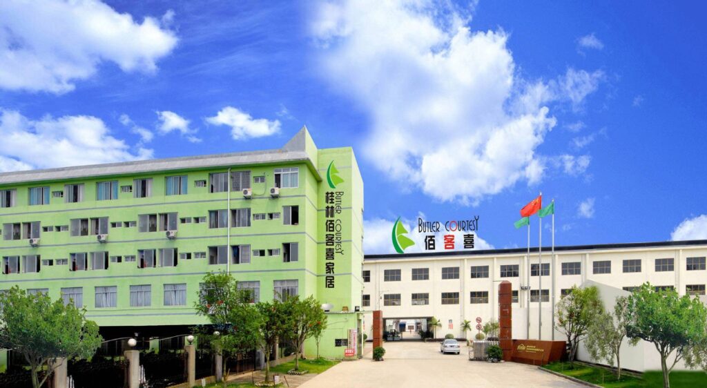 木衣架大门口